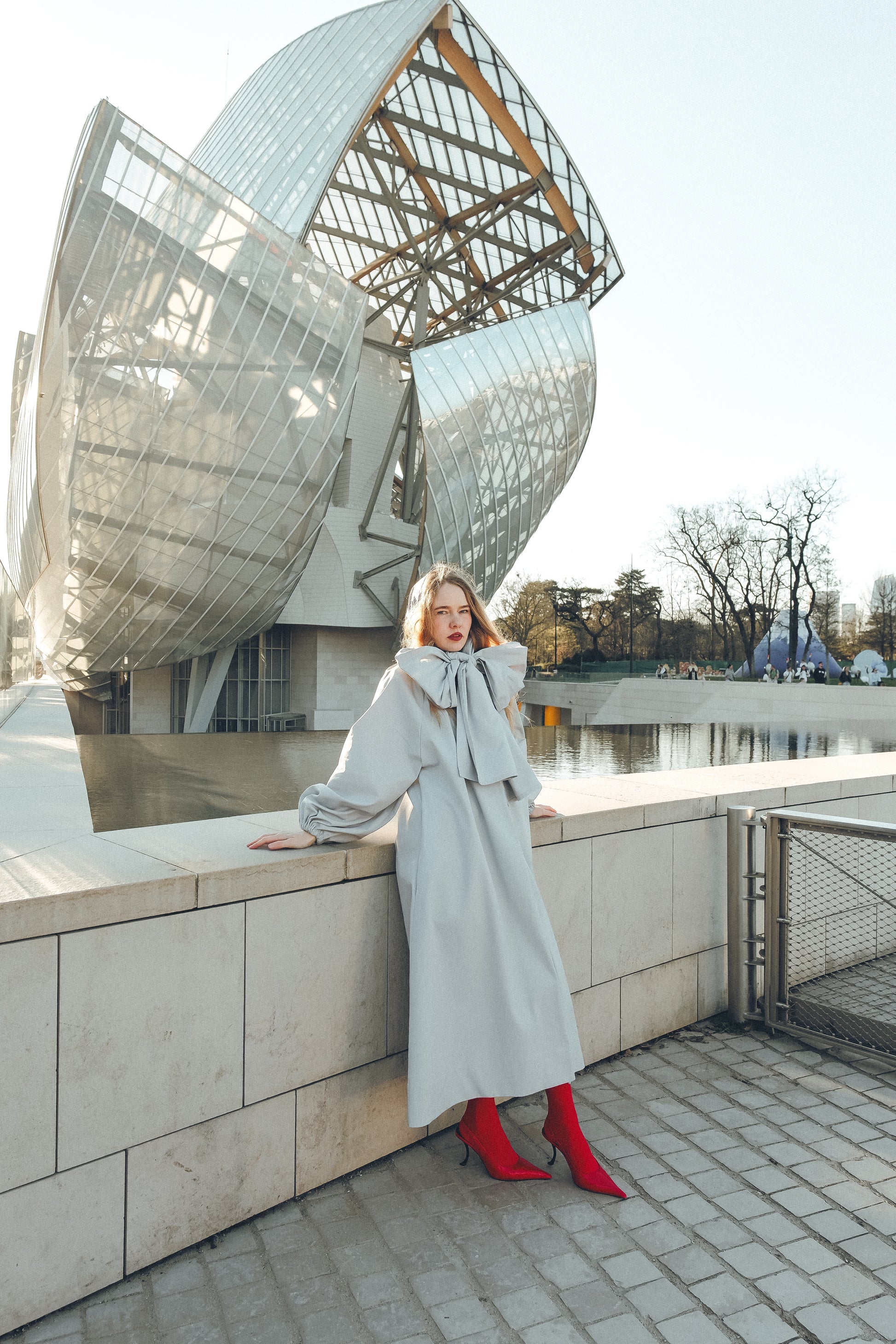 Lia Trench Coat in gray – full length view, integrated 260 cm scarf tied around the neck