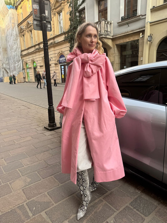 Lia Trench Coat in pink – lightweight cotton trench with raglan sleeves and integrated scarf, front view