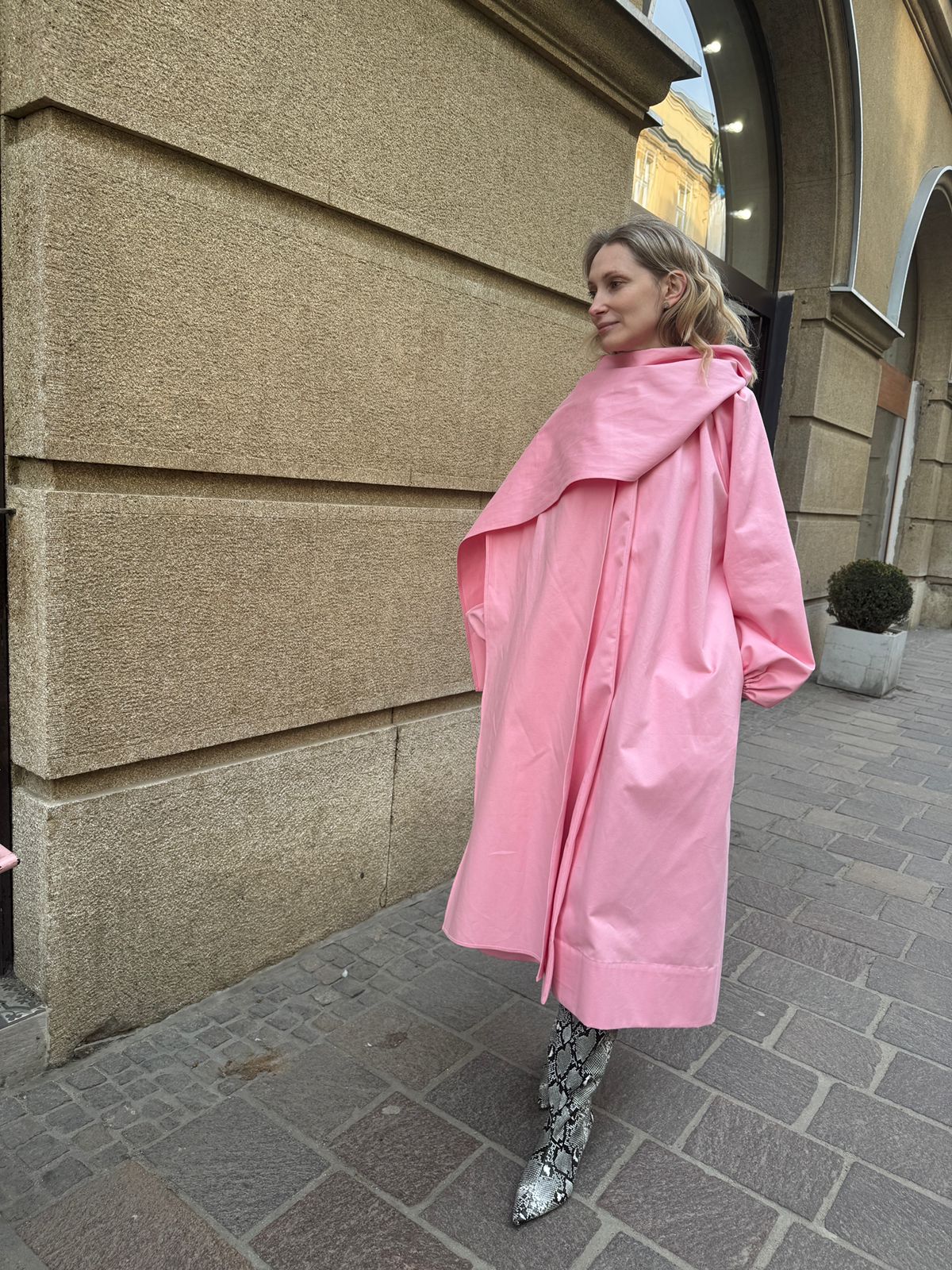 Lia Trench Coat in pink – full length view, integrated 260 cm scarf draped elegantly