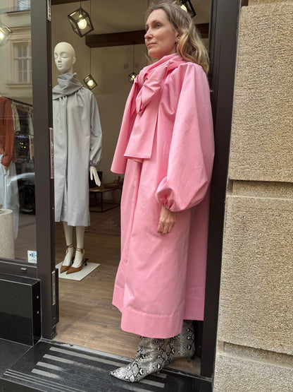 Lia Trench Coat in pink – cotton trench coat with large pockets, styled for everyday wear