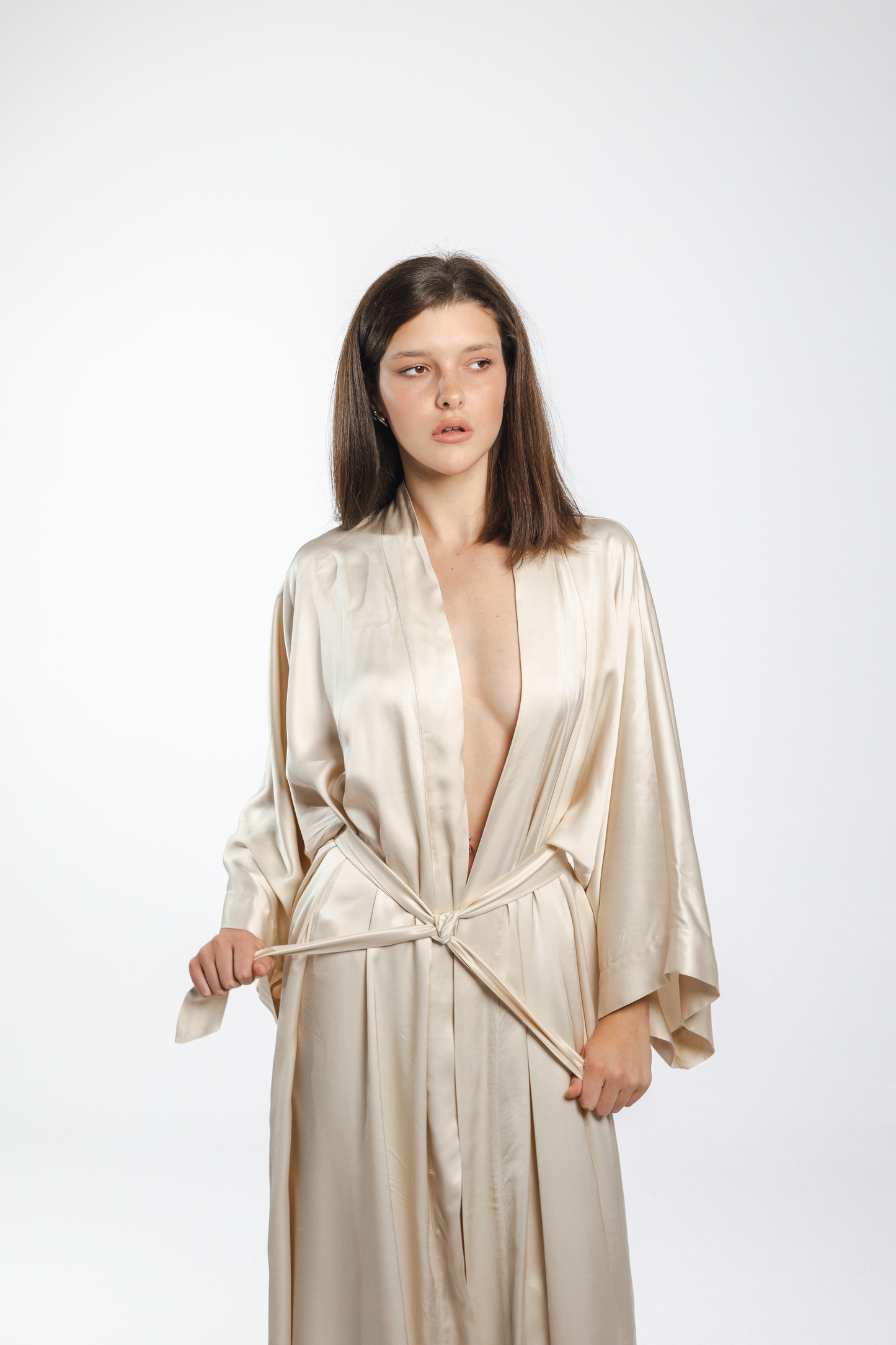 Lirika Kimono – long viscose kimono with wide sleeves and belted waist, front view