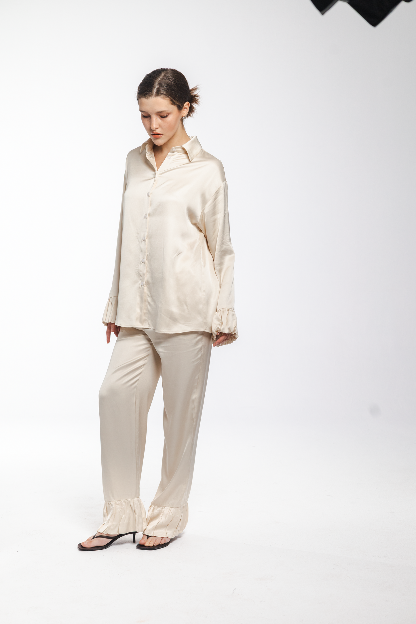 Vera – beige 100% viscose suit with relaxed shirt and wide-leg trousers, front view