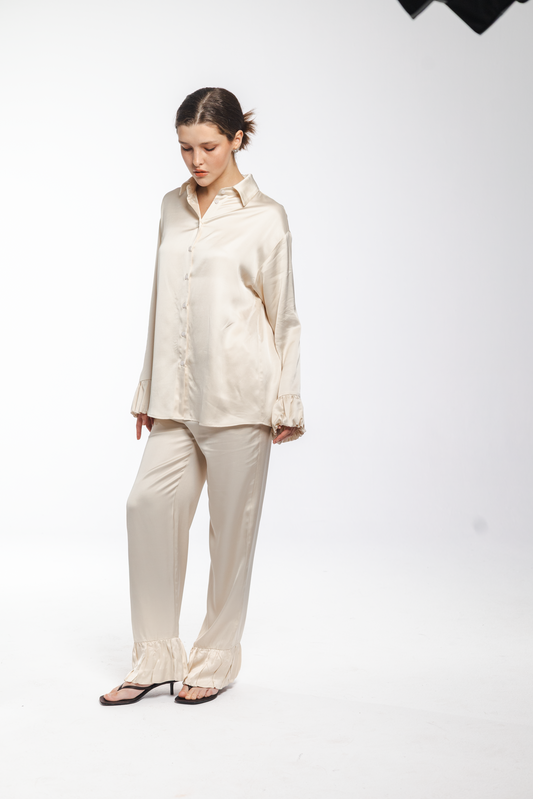 Vera – beige 100% viscose suit with relaxed shirt and wide-leg trousers, front view