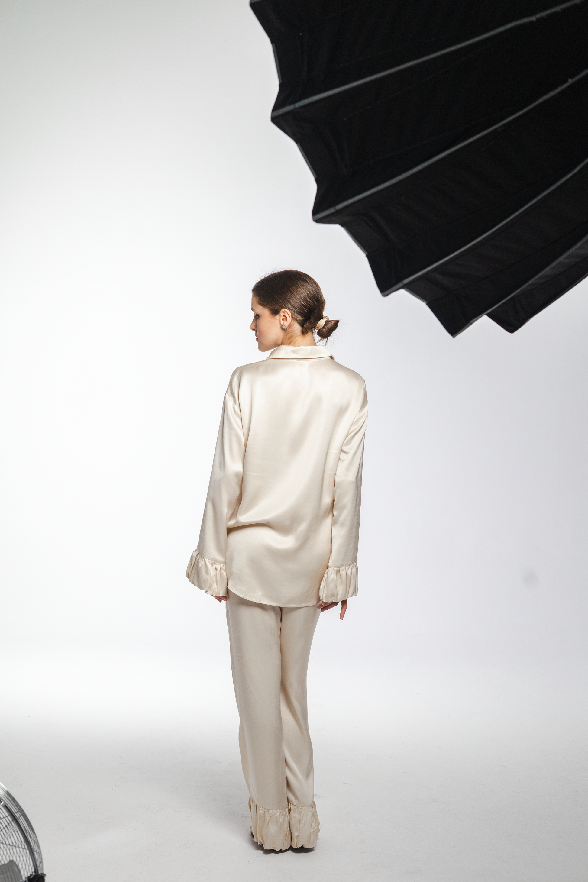 Vera – beige viscose suit, back view, wide-leg trousers with flounced hem