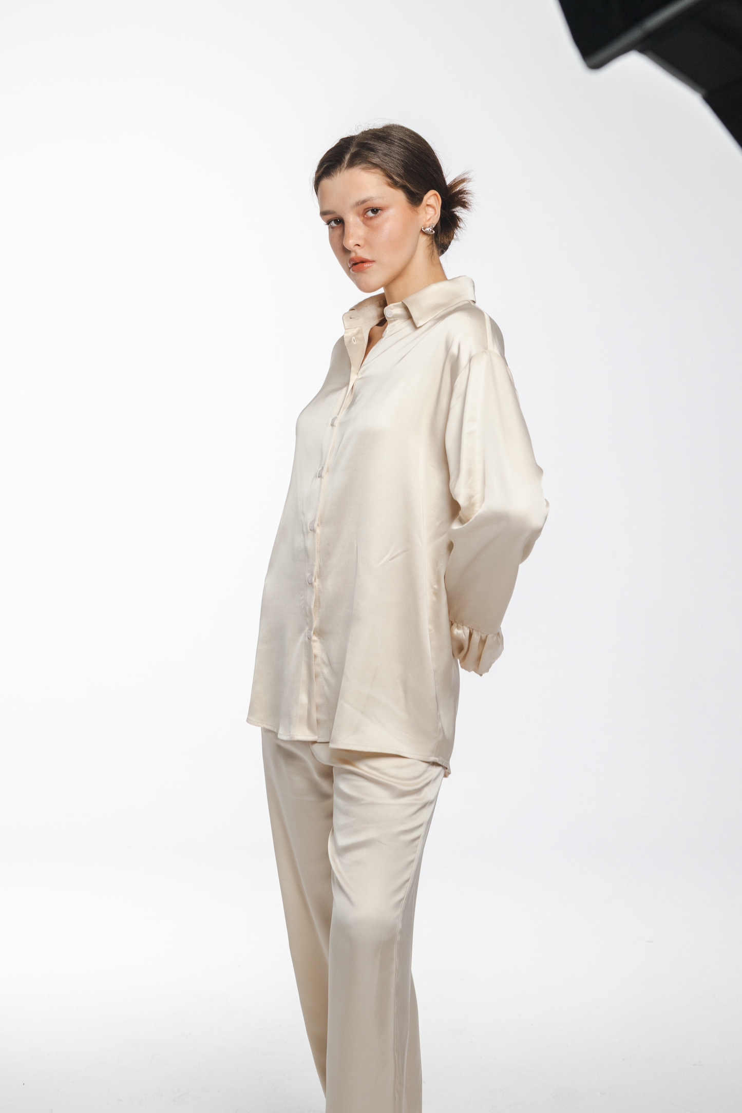 Vera – beige viscose relaxed shirt with flounce cuffs and matching wide-leg trousers