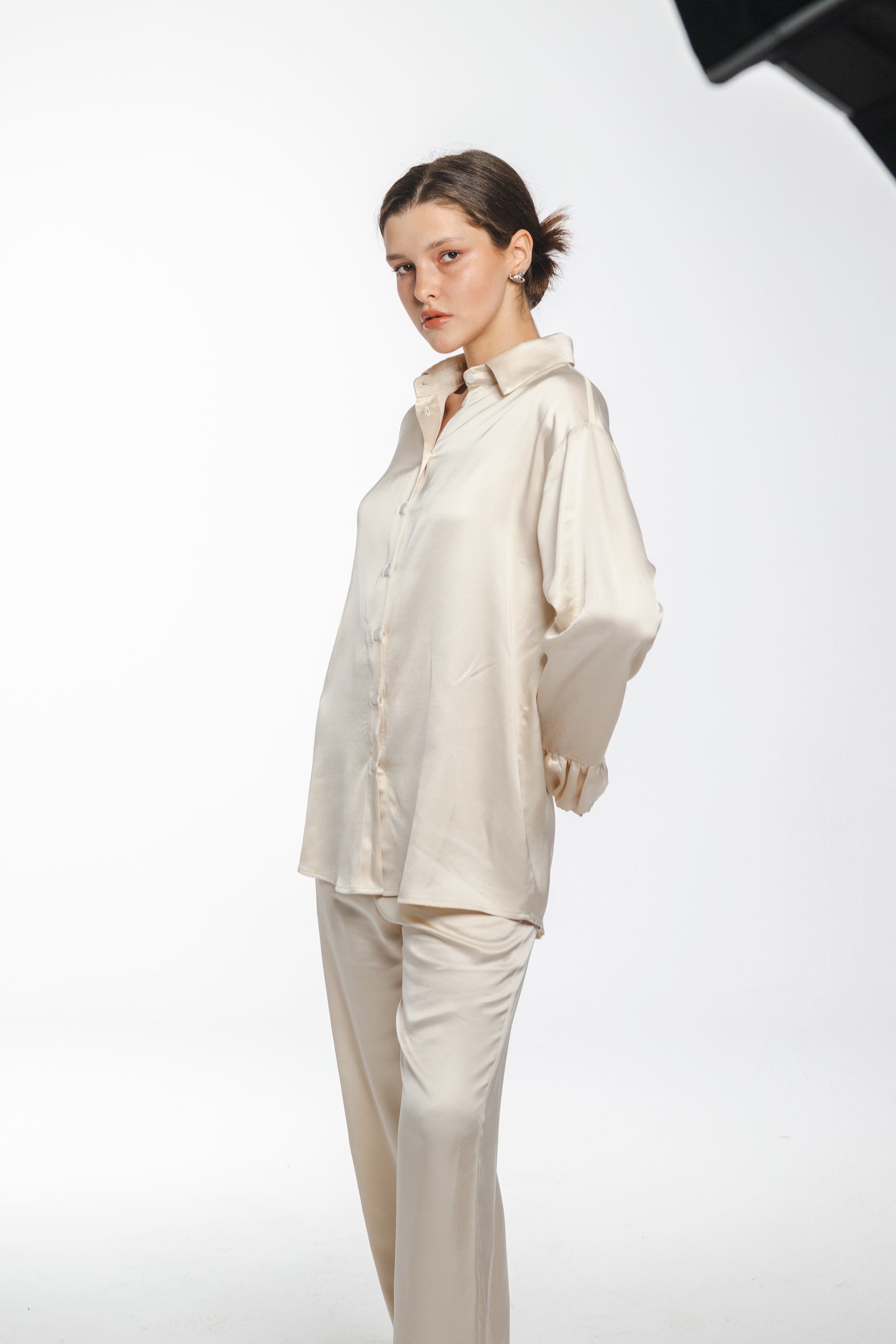 Vera – beige viscose relaxed shirt with flounce cuffs and matching wide-leg trousers